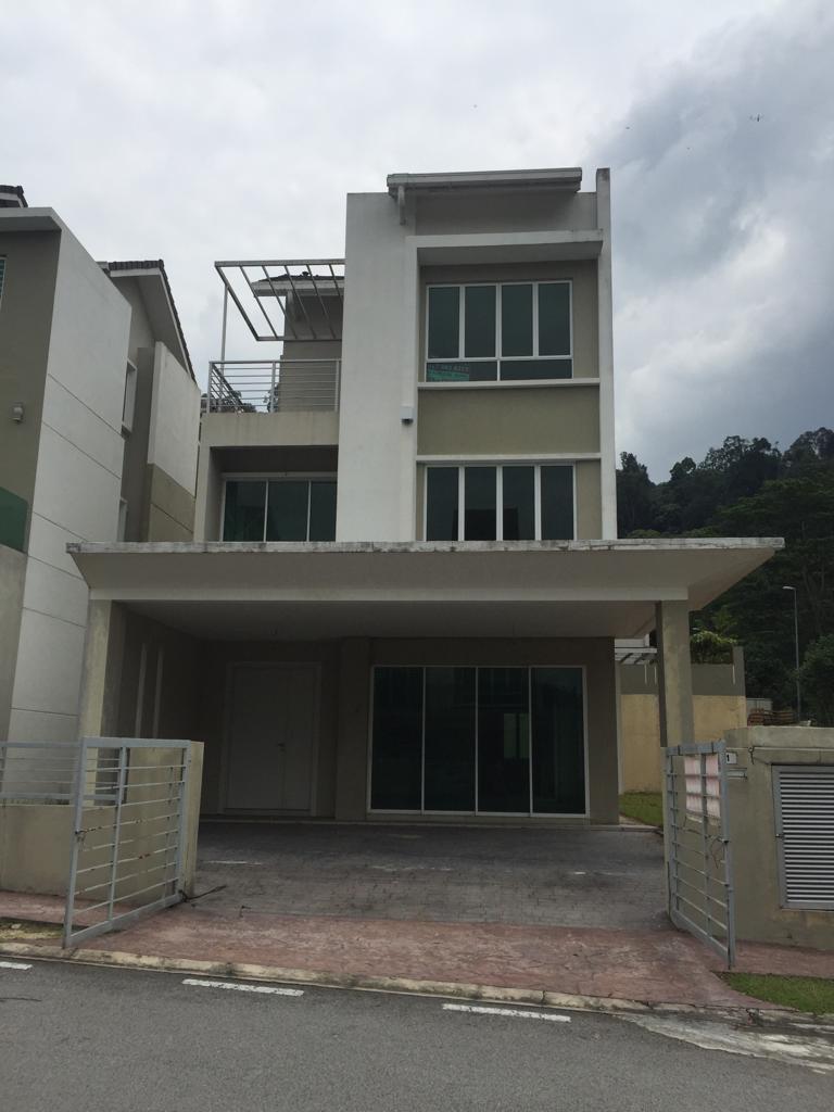 One Sierra Landed, Bungalow