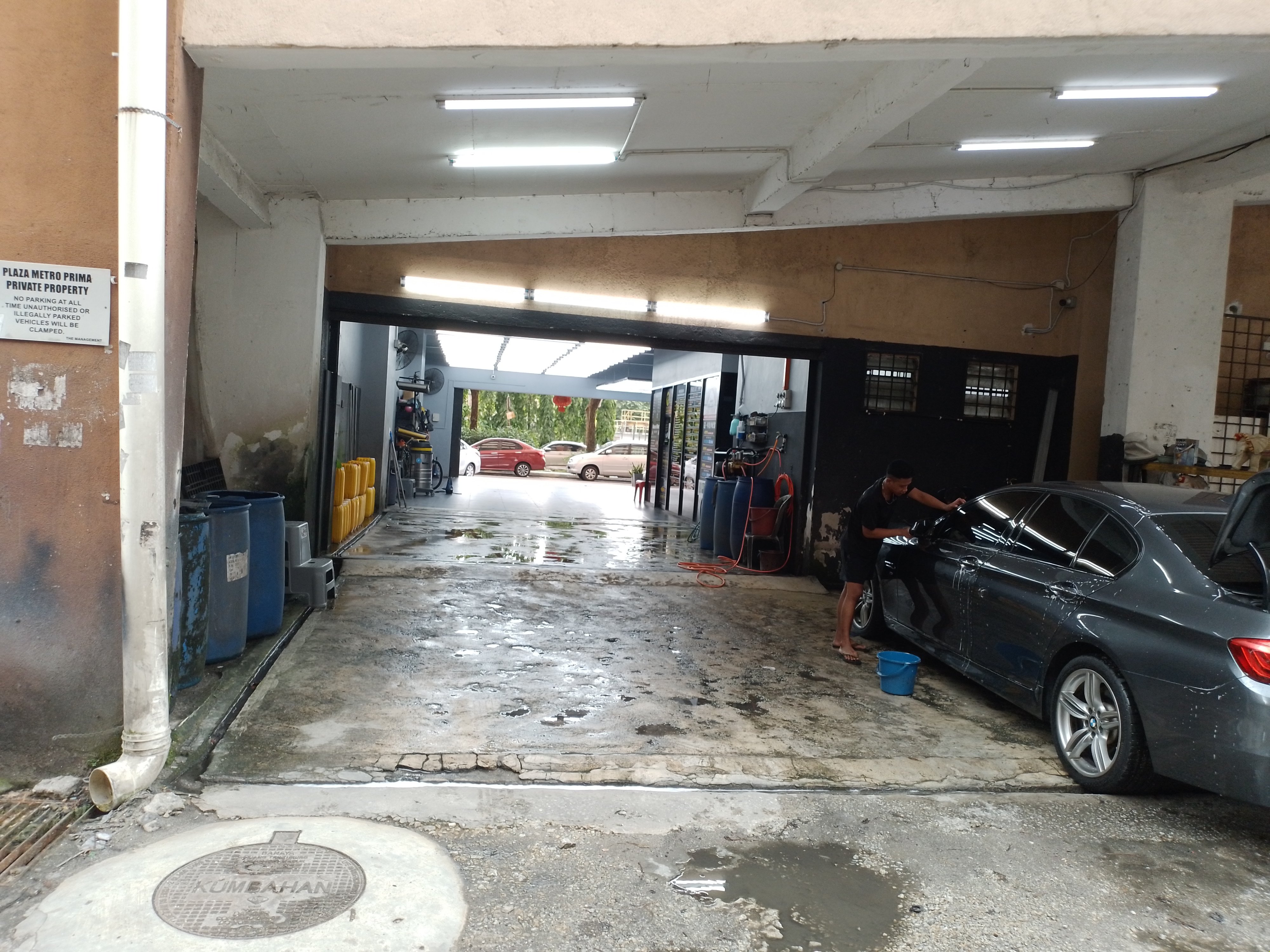 Plaza Metro Prima, Shop