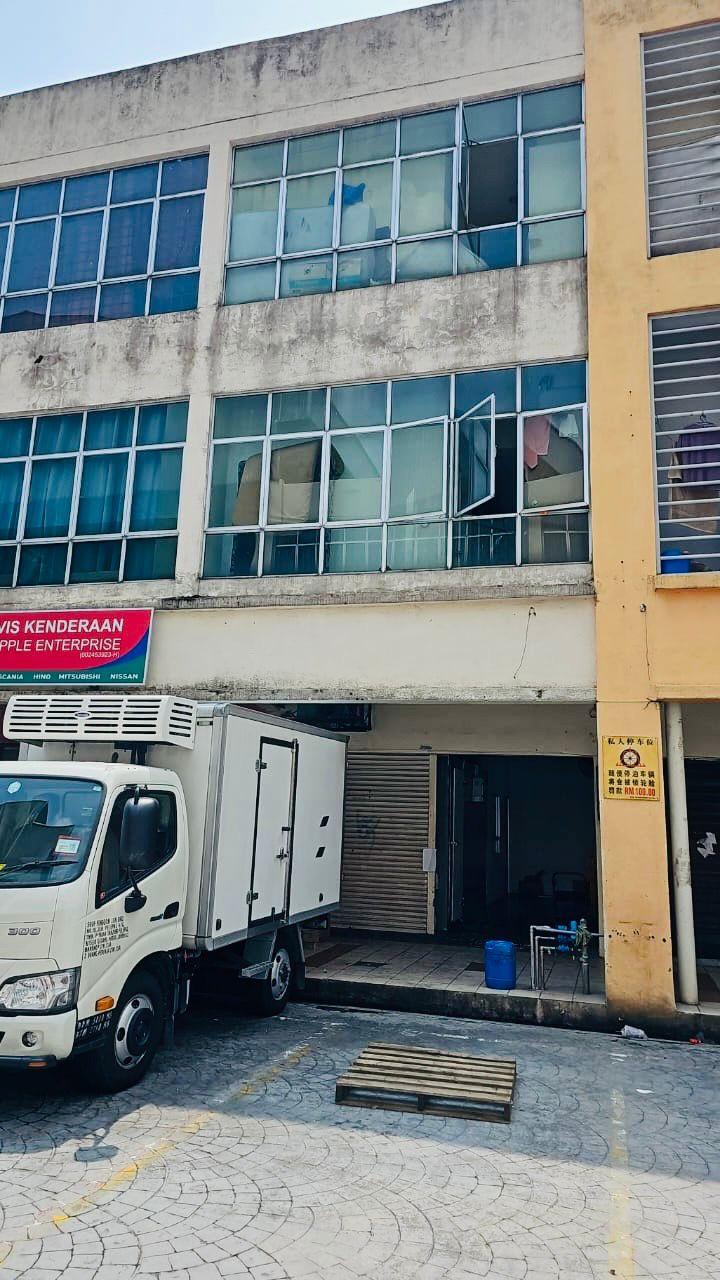 Cannaught Avenue Shop, Shop