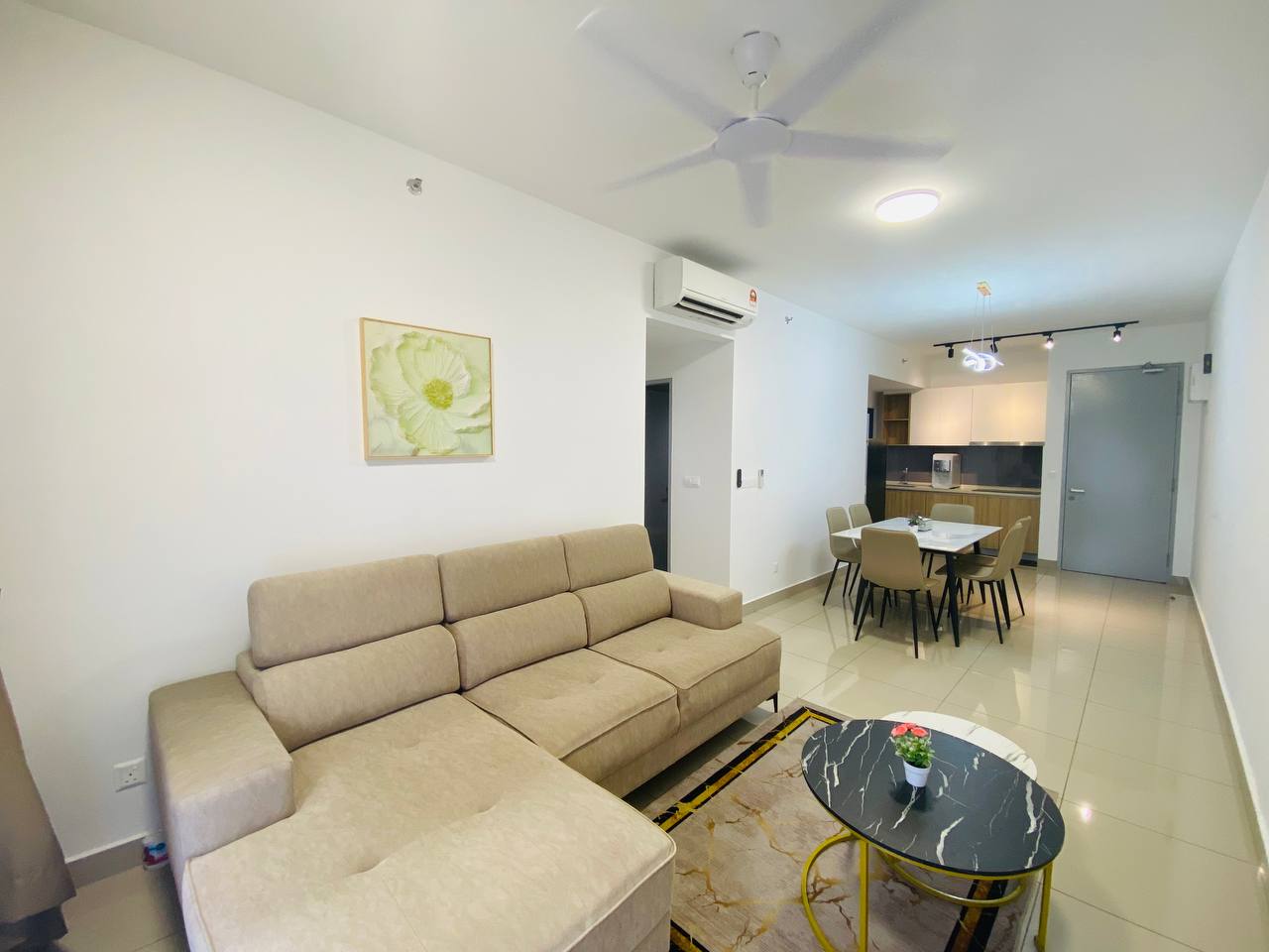 M luna, Condominium