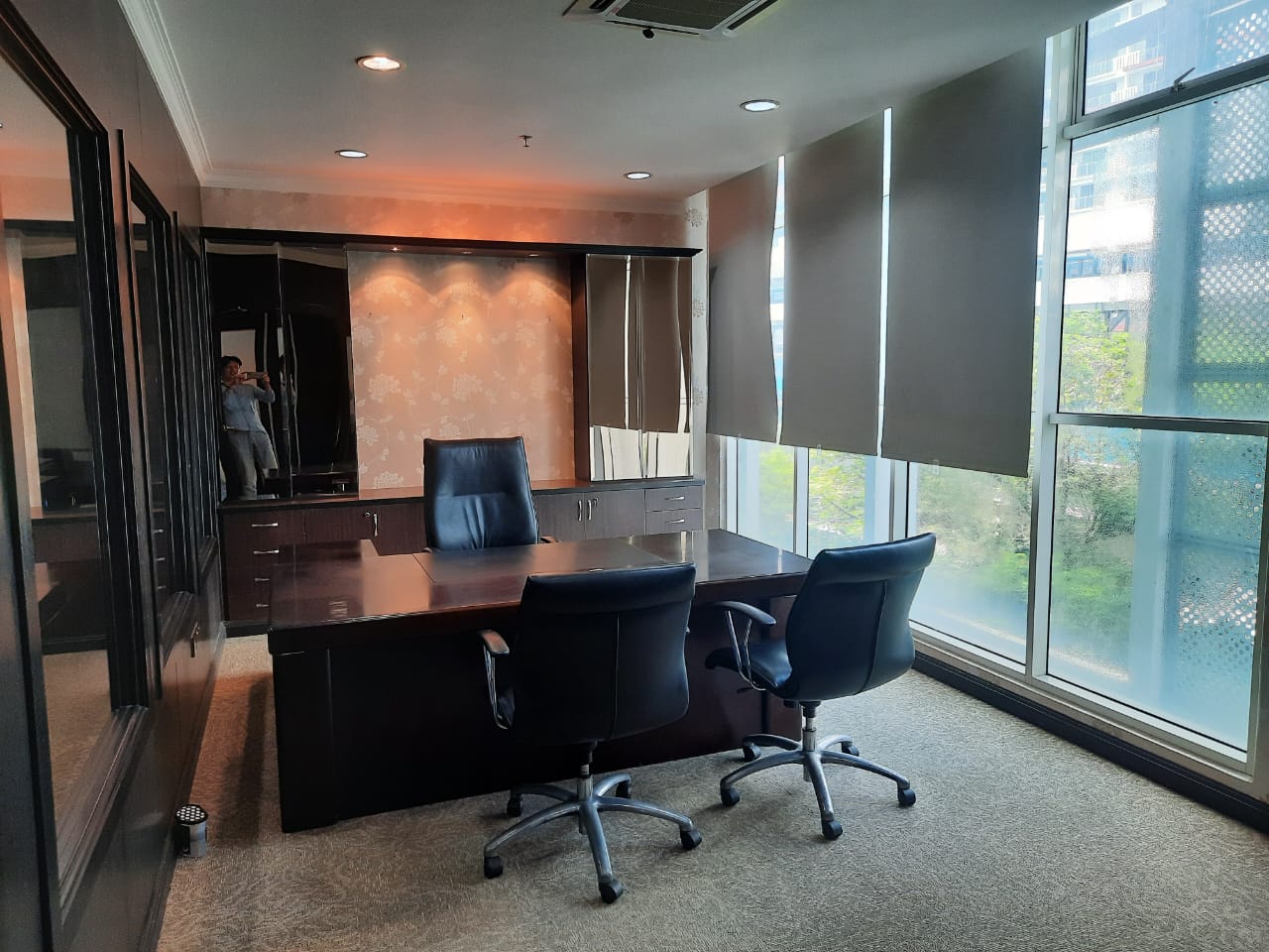 Metropolitan Square Shop, Office