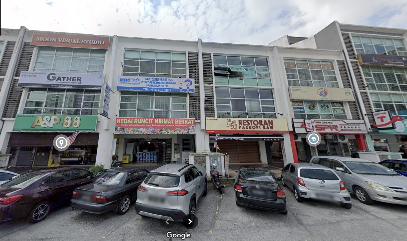 Taman Equine, Shop
