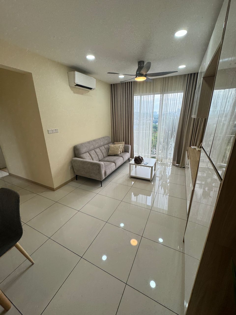 Ryan & Miho, Condominium