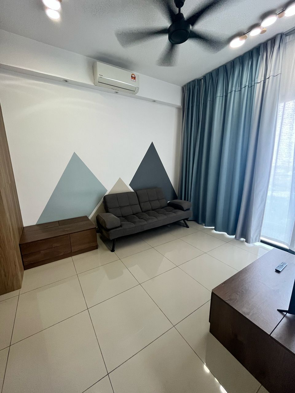 Citizen 2, Condominium