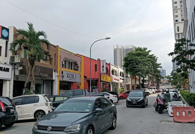 Bandar Menjalara shop, Shop