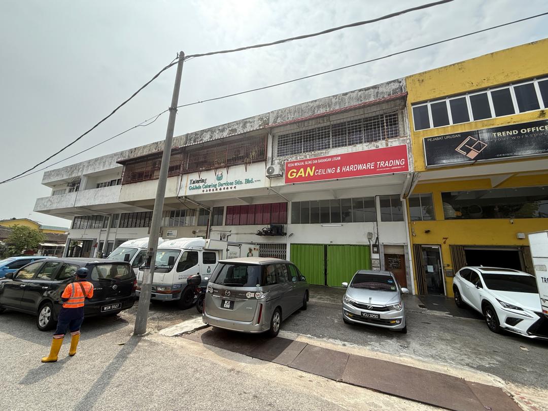 Taman Kepong shop, Shop