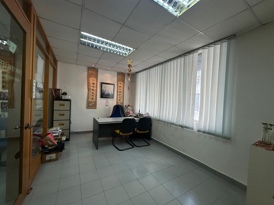 Bandar Menjalara shop, Office