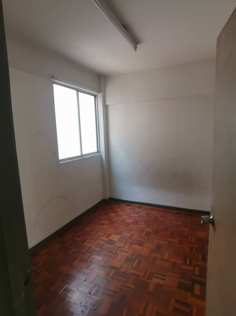 Iris Apartment, Apartment
