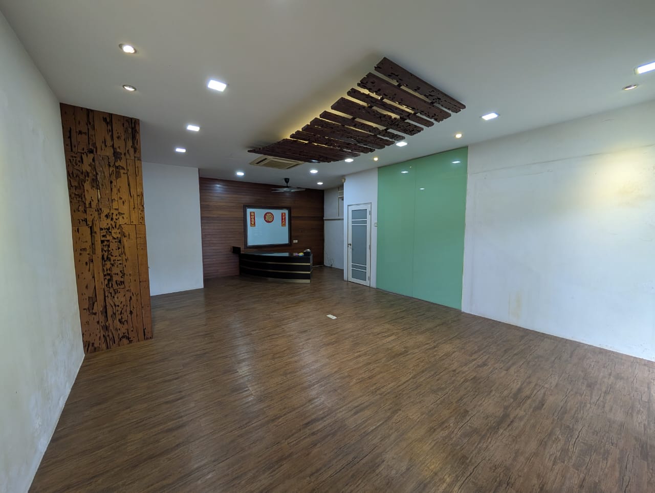 Taman Taynton View, Shop