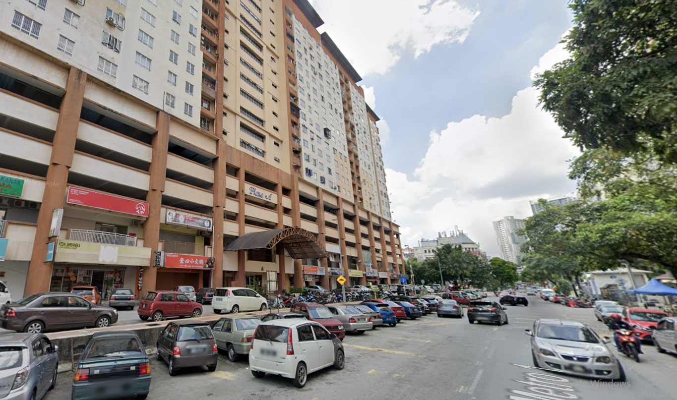 Plaza Metro Prima, Shop