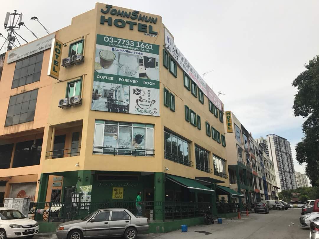 Kayu Ara Business Park, Shop