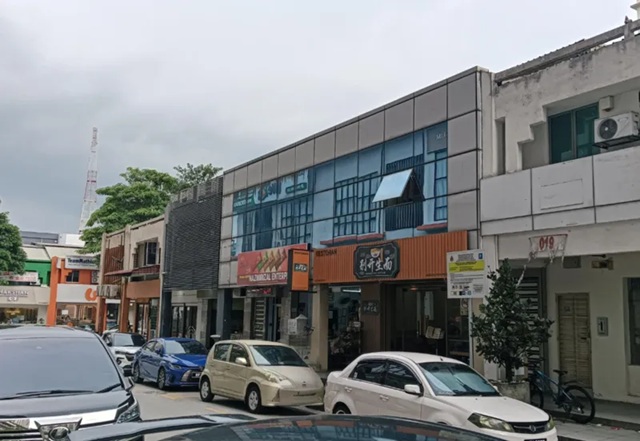 Bandar Menjalara shop, Shop