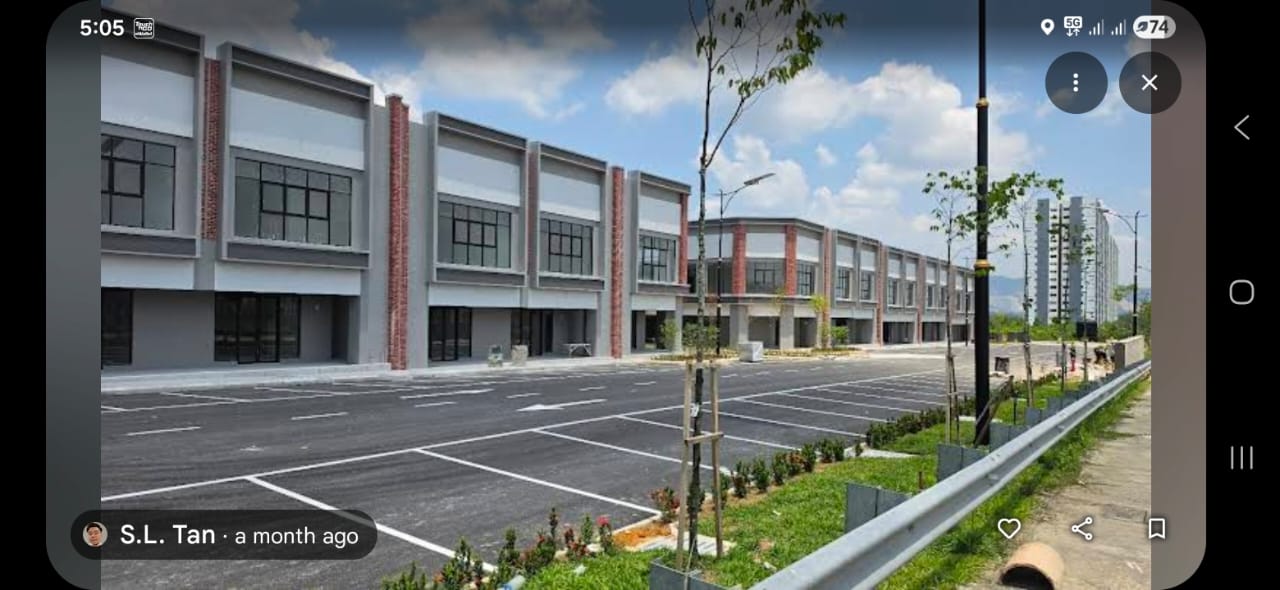 Kesuma Square, Shop