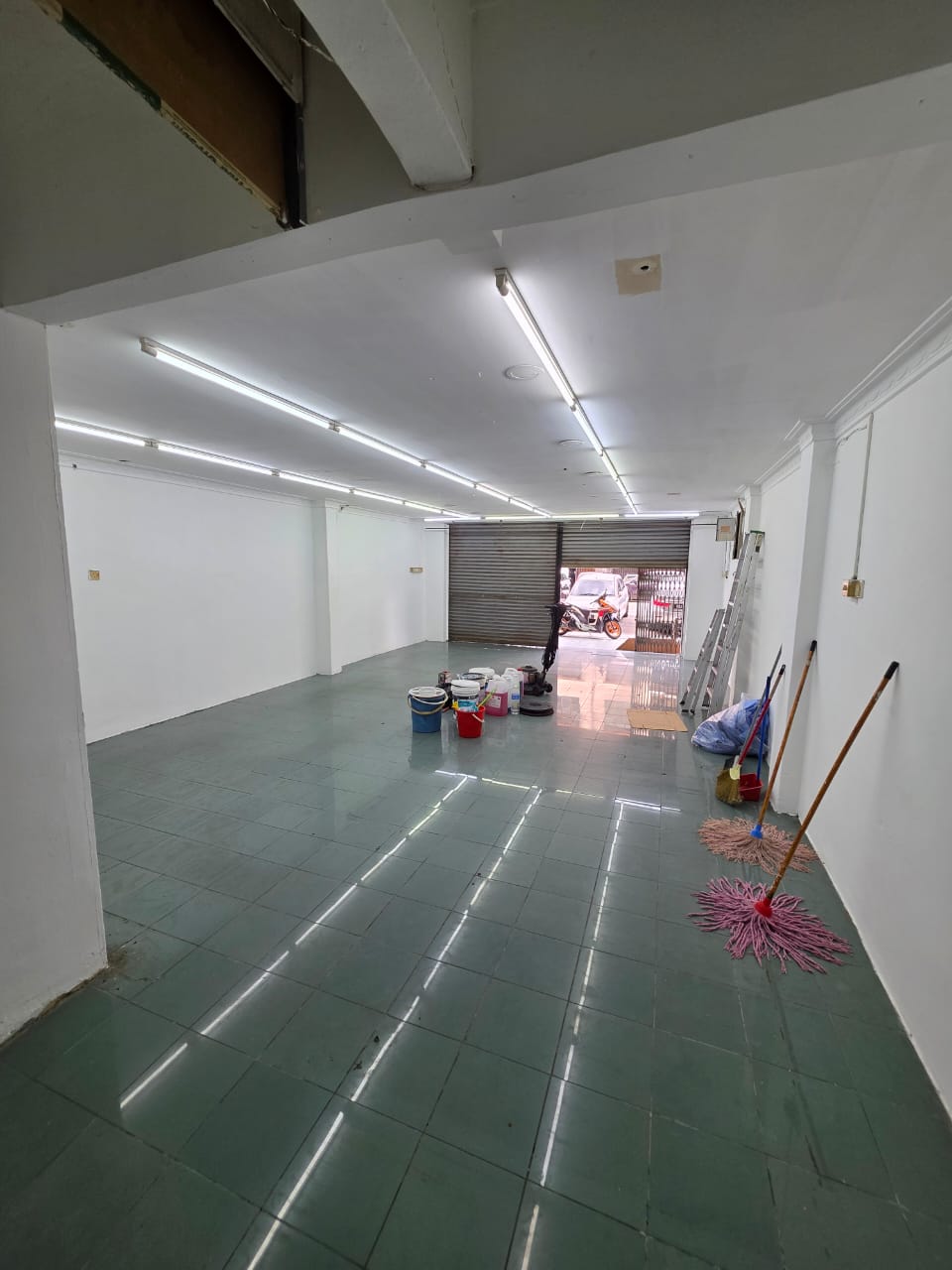 Pandan Jaya Shop, Shop