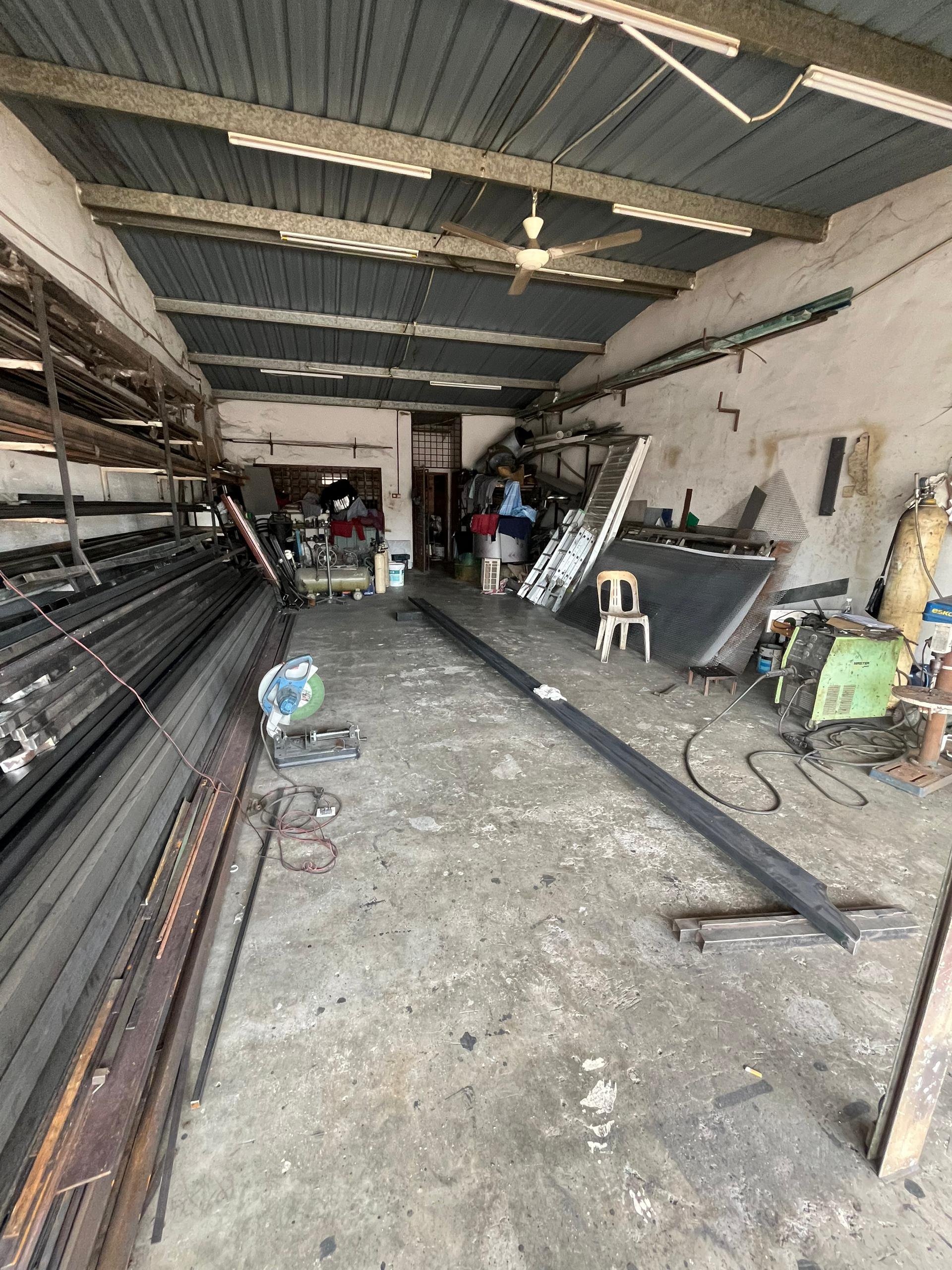 Bandar Saujana Putra, Shop