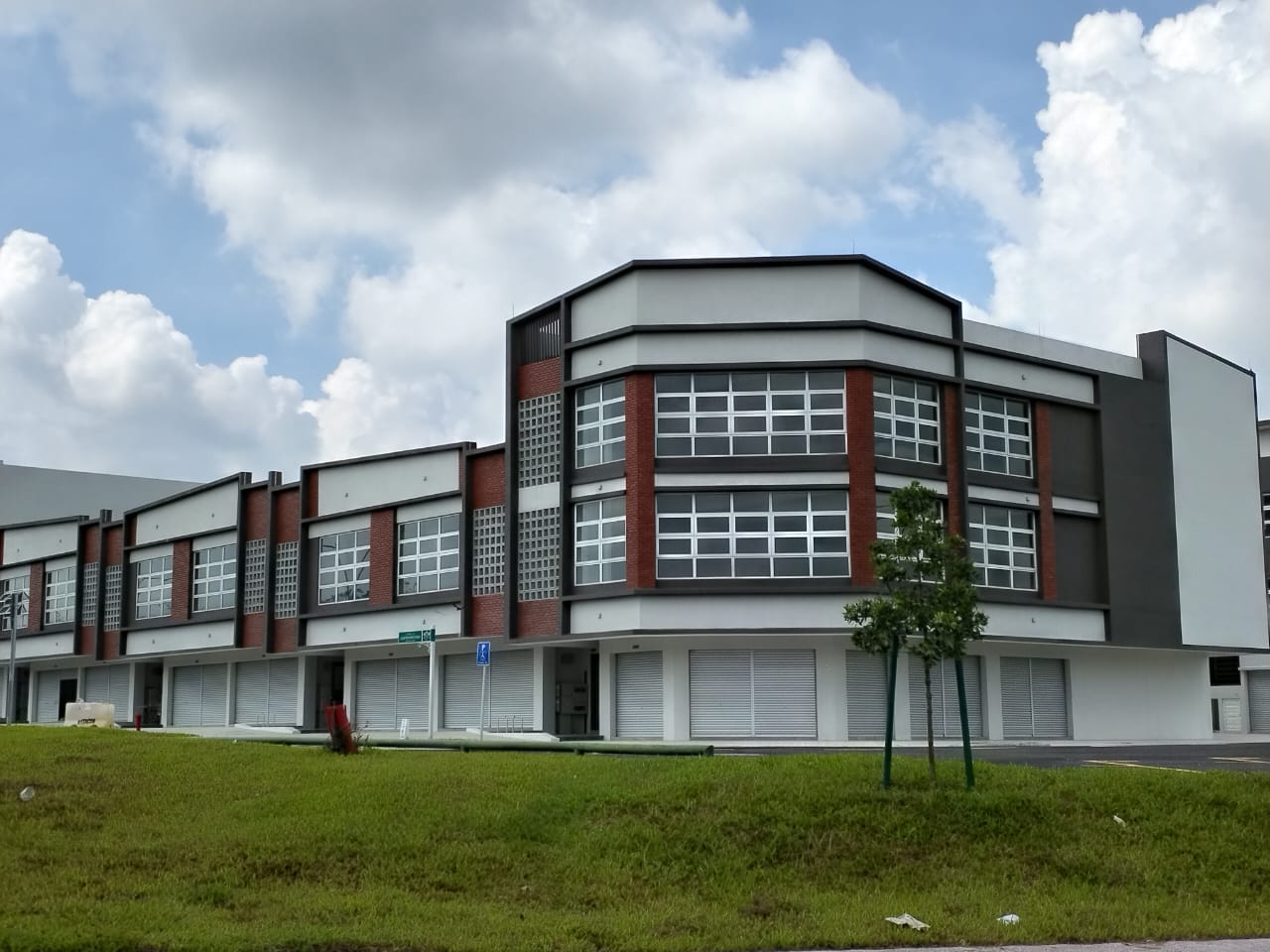 Denai Alam Commercial, Shop
