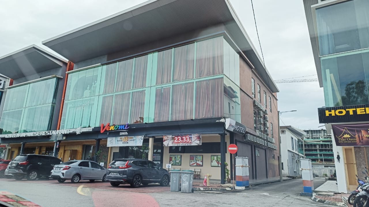 Jalan KLJ, Hotel