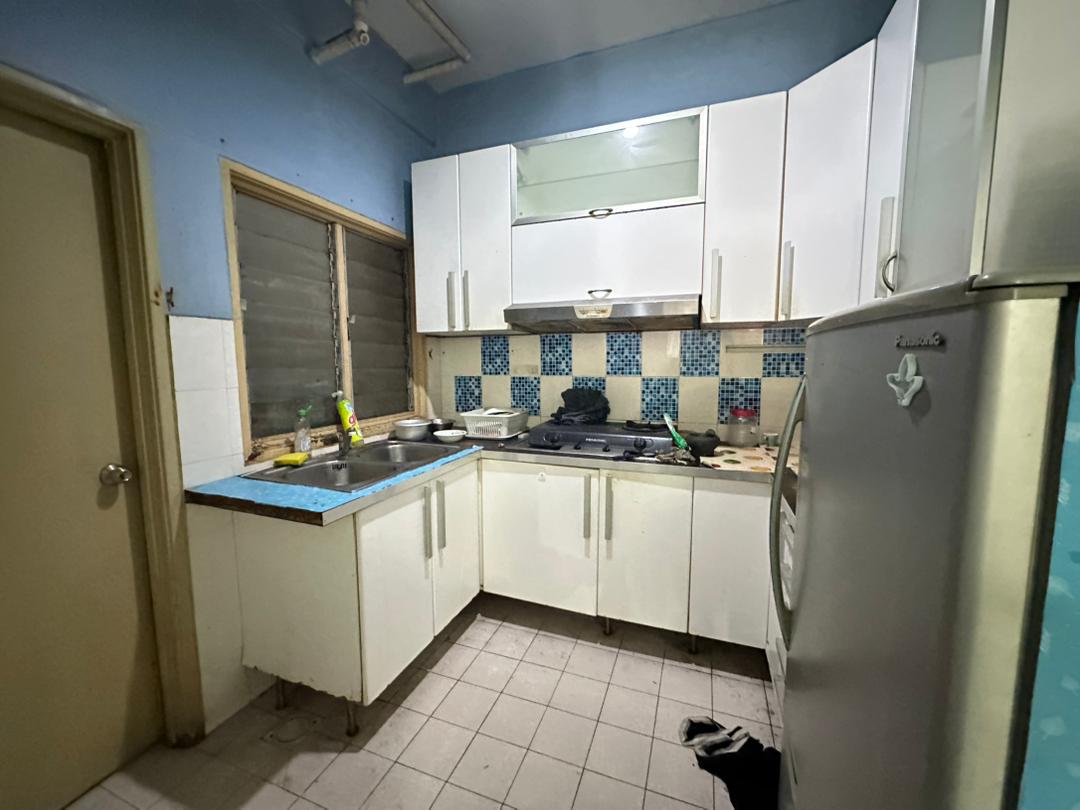 Jalil Damai, Apartment