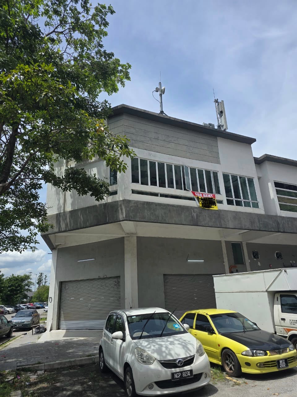 Pusat Perniagaan Metro, Shop