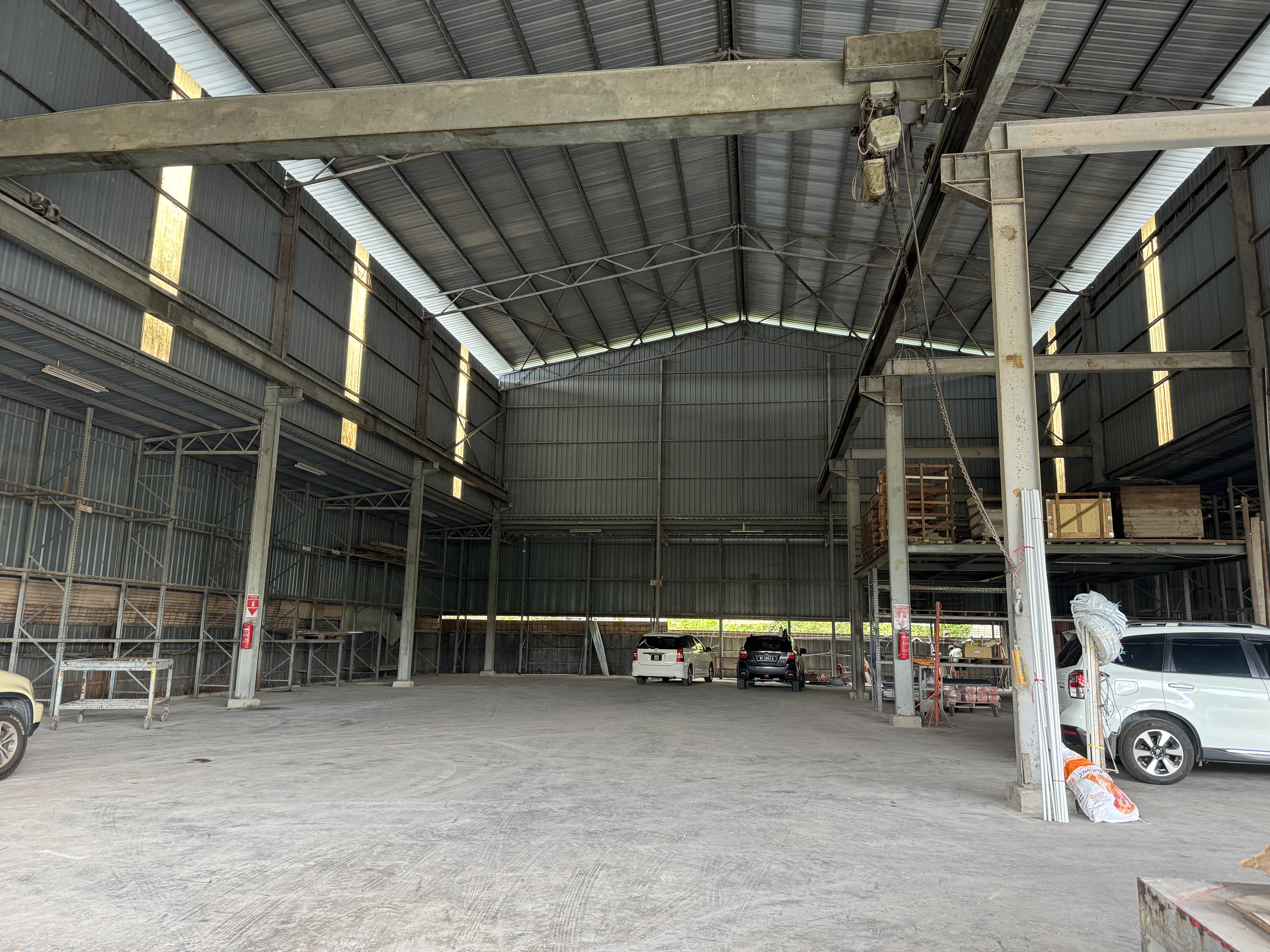 Taman Garing Utama Warehouse, Warehouse