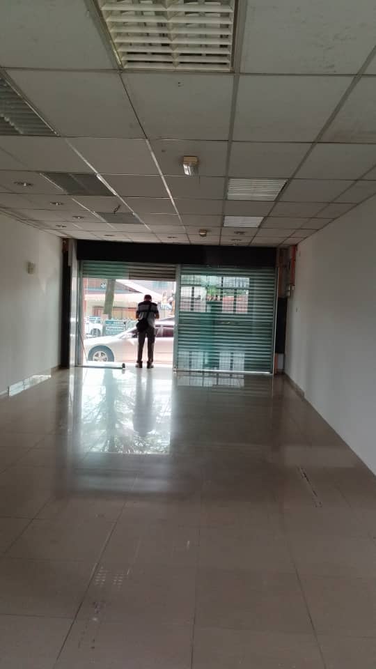Taman Universiti Indah, Shop