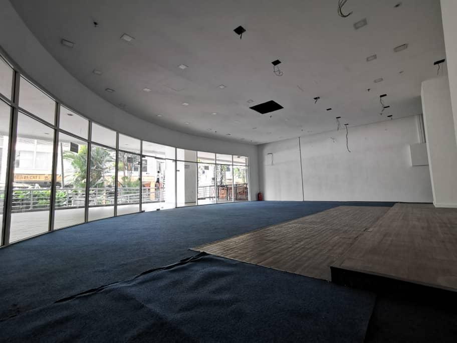 Endah Promenade Shop, Shop