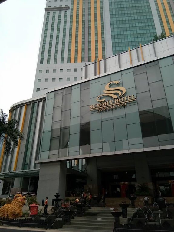 Summit USJ Shopping, Shop