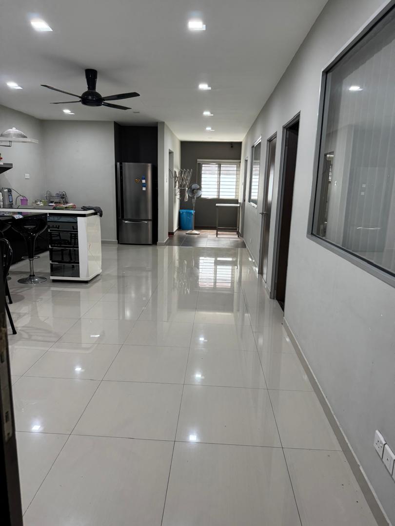 D'Aman Crimson, Office