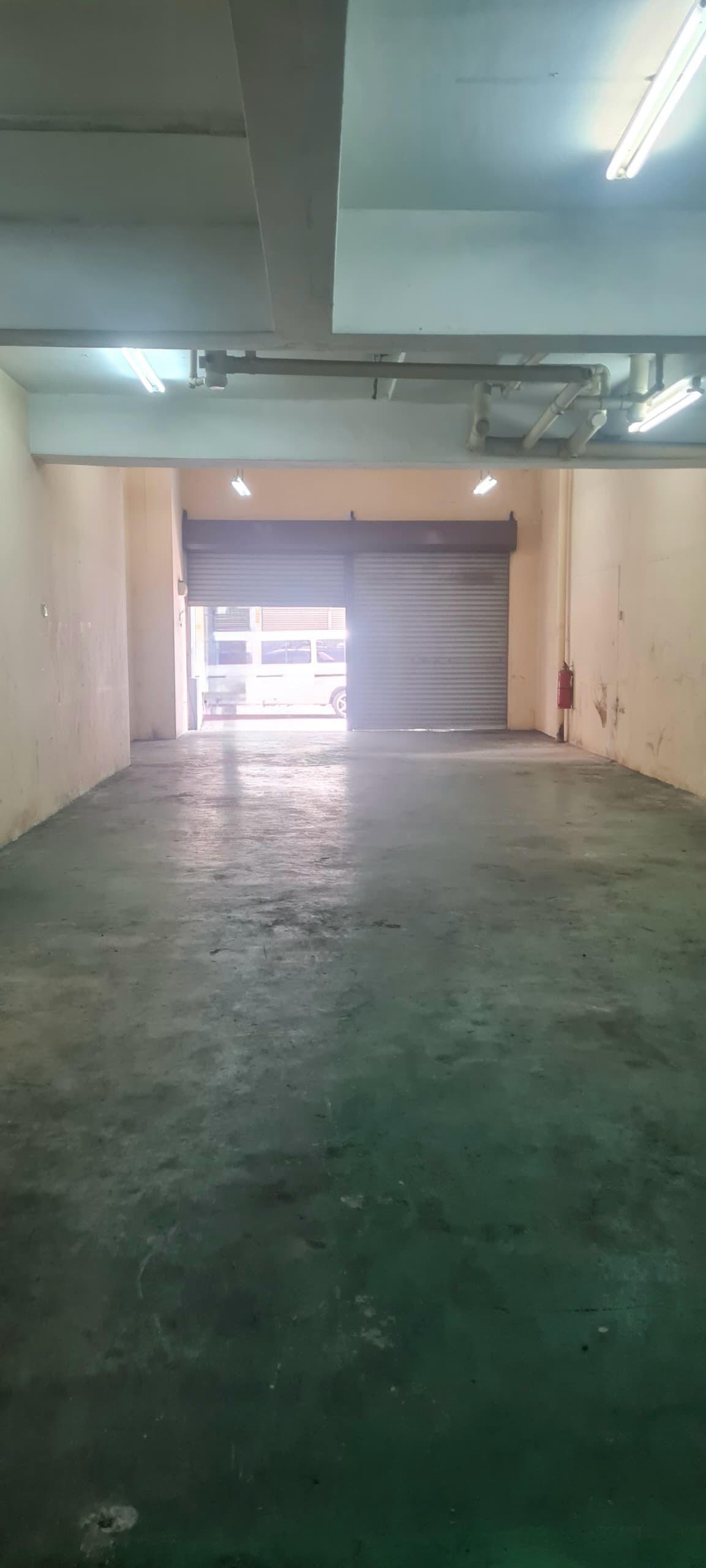 Usj 21/4, Shop